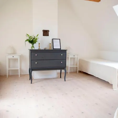 Mellem-rummet & Glamping Bed & Breakfast Tanderup