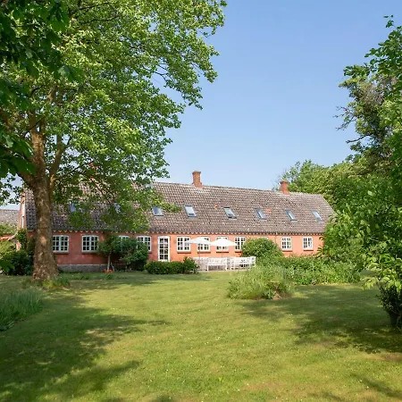 Mellem-rummet & Glamping Bed & Breakfast Tanderup