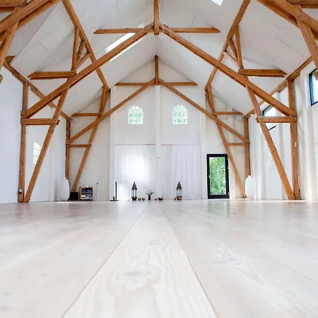 Mellem-rummet Guesthouse&glamping *