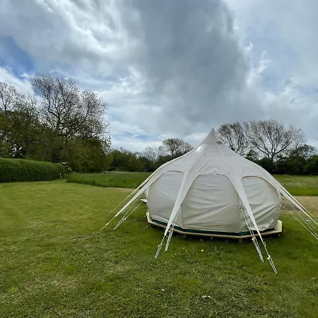 Mellem-rummet & Glamping Bed & Breakfast Tanderup