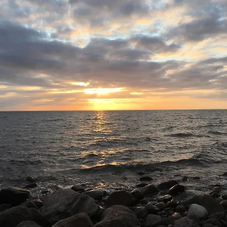 Mellem-rummet & Glamping Bed & Breakfast Tanderup