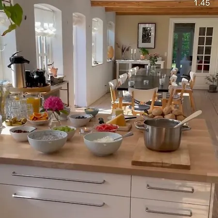 Mellem-rummet & Glamping Bed & Breakfast Tanderup