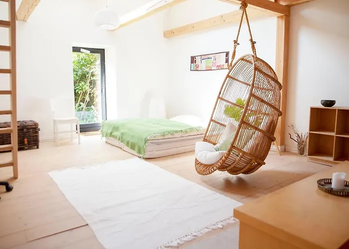 Mellem-rummet & Glamping Bed & Breakfast Tanderup