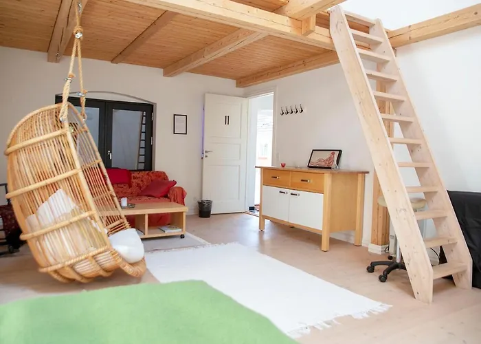 Mellem-rummet Guesthouse&glamping