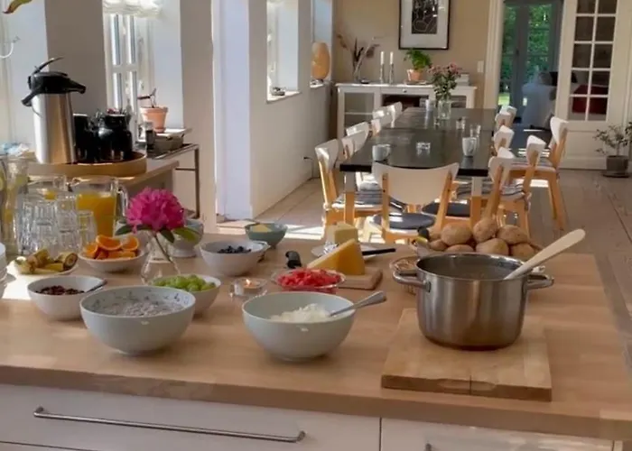 Mellem-rummet & Glamping Bed & Breakfast Tanderup