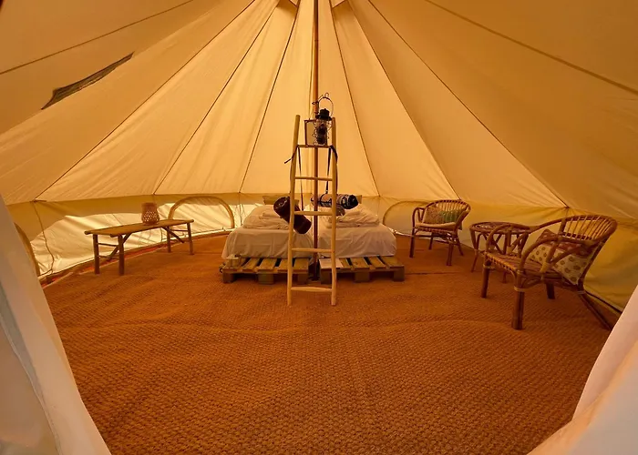 Mellem-rummet & Glamping Panzió *